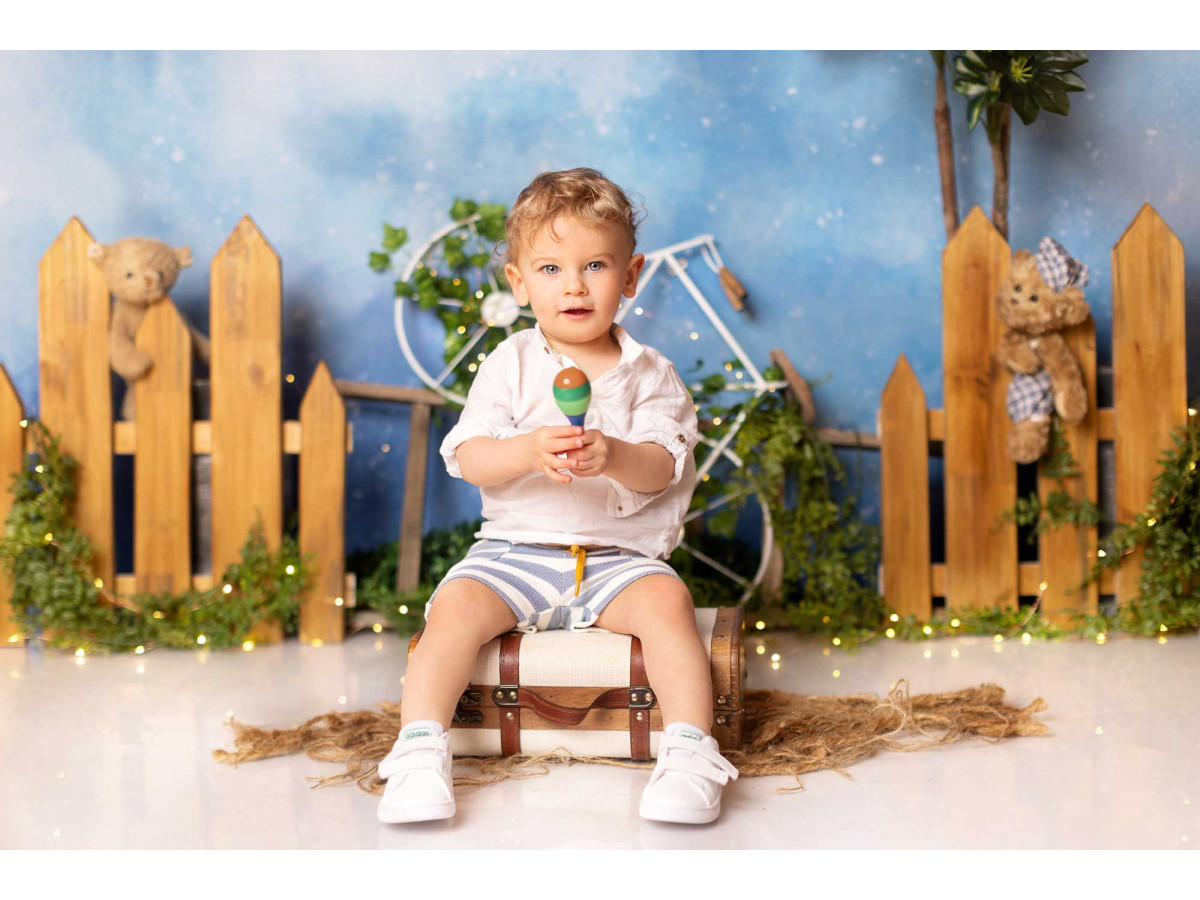 Fond photo bébé et smash cake Nounours Bike – clôture en bois avec ours en peluche et vélo | Colors&Drops