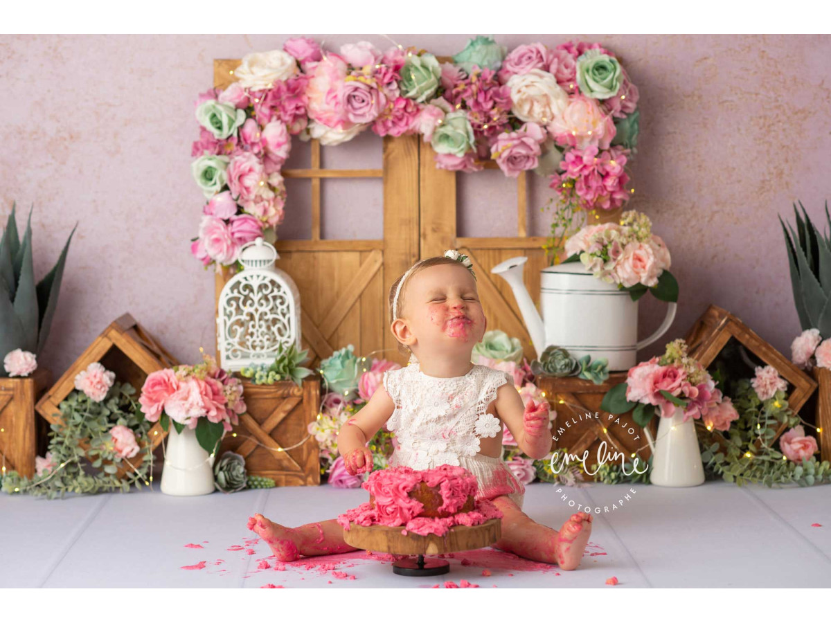 Fond photo bébé et smash cake Succulente – porte en bois fleurie avec succulentes sur mur rose | Colors&Drops