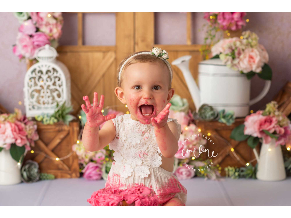 Fond photo bébé et smash cake Succulente – porte en bois fleurie avec succulentes sur mur rose | Colors&Drops