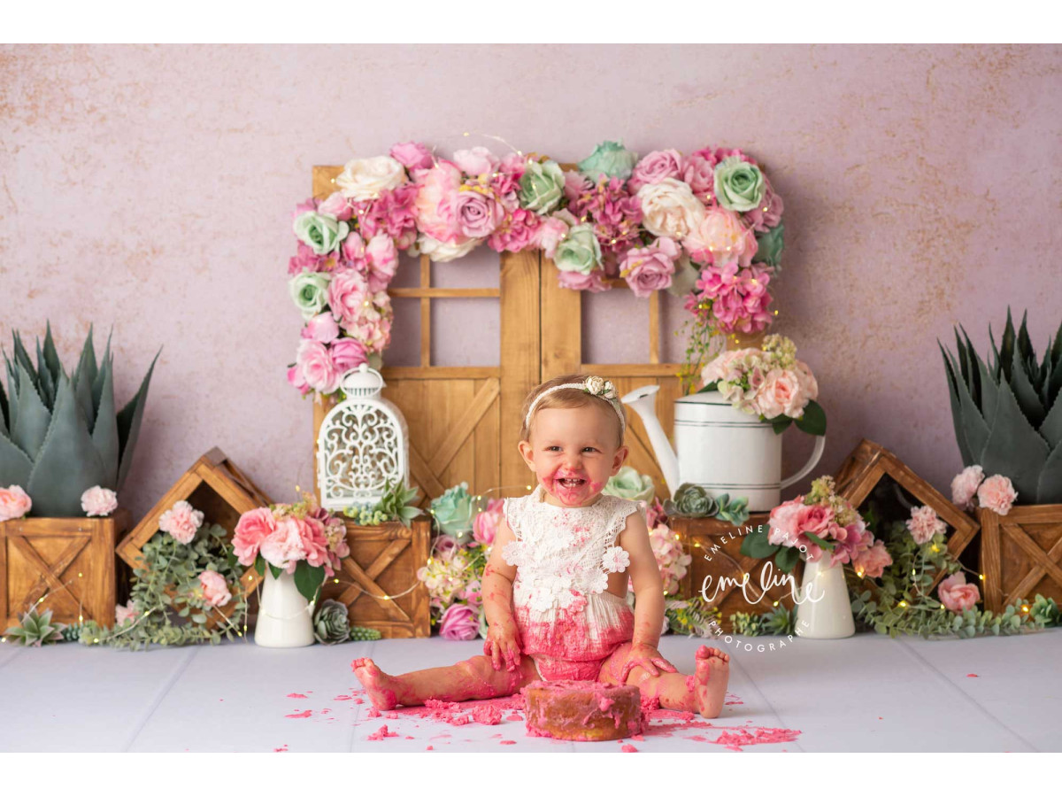 Fond photo bébé et smash cake Succulente – porte en bois fleurie avec succulentes sur mur rose | Colors&Drops