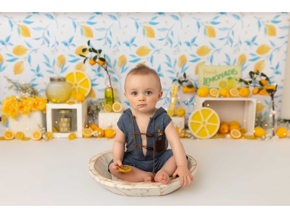 Fond photo bébé et smash cake Lemon Fresh – papier peint citrons avec stand de citronnade | Colors&Drops