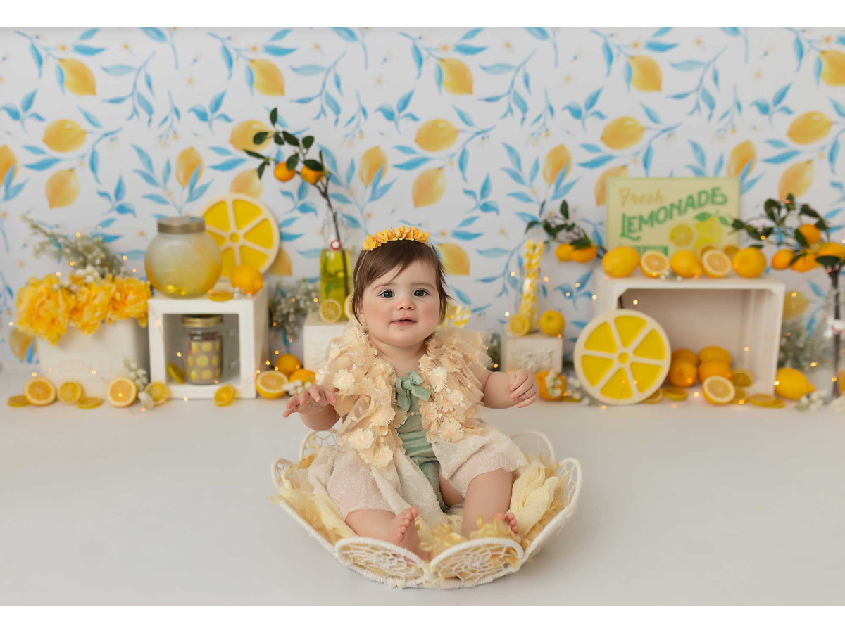 Fond photo bébé et smash cake Lemon Fresh – papier peint citrons avec stand de citronnade | Colors&Drops