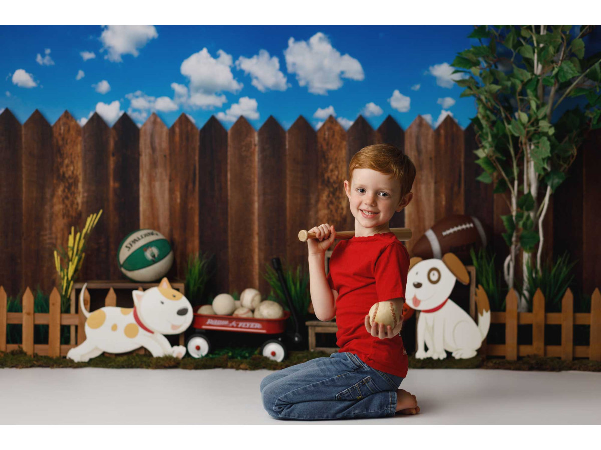 Fond photo bébé et smash cake Summer Games – palissade en bois avec chiens, ballons de sport et ciel | Colors&Drops