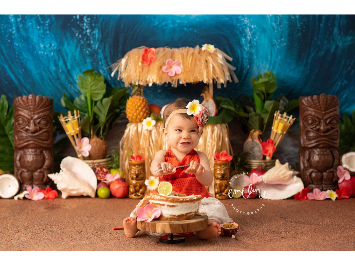 Fond photo bébé et smash cake Tiki Tiki – vague géante avec bar tiki en paille et fruits | Colors&Drops