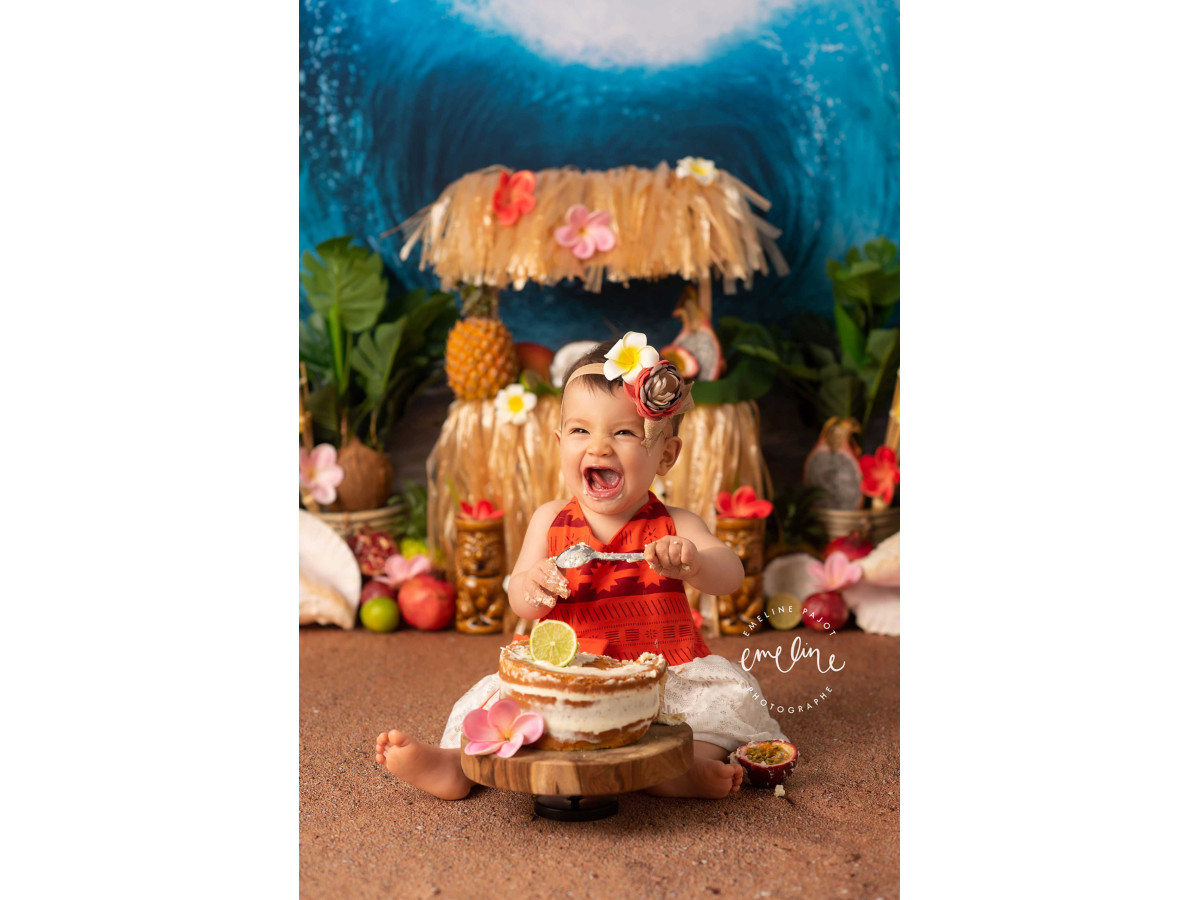Fond photo bébé et smash cake Tiki Tiki – vague géante avec bar tiki en paille et fruits | Colors&Drops