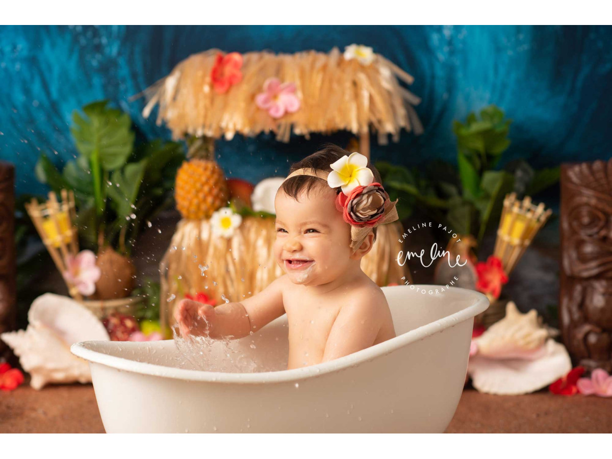 Fond photo bébé et smash cake Tiki Tiki – vague géante avec bar tiki en paille et fruits | Colors&Drops