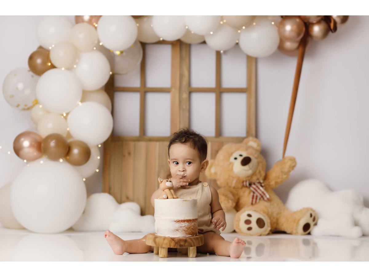 Baby & cake smash photo backdrop Bisounours – cream and copper balloons with wooden door and teddy bear | Colors&Drops