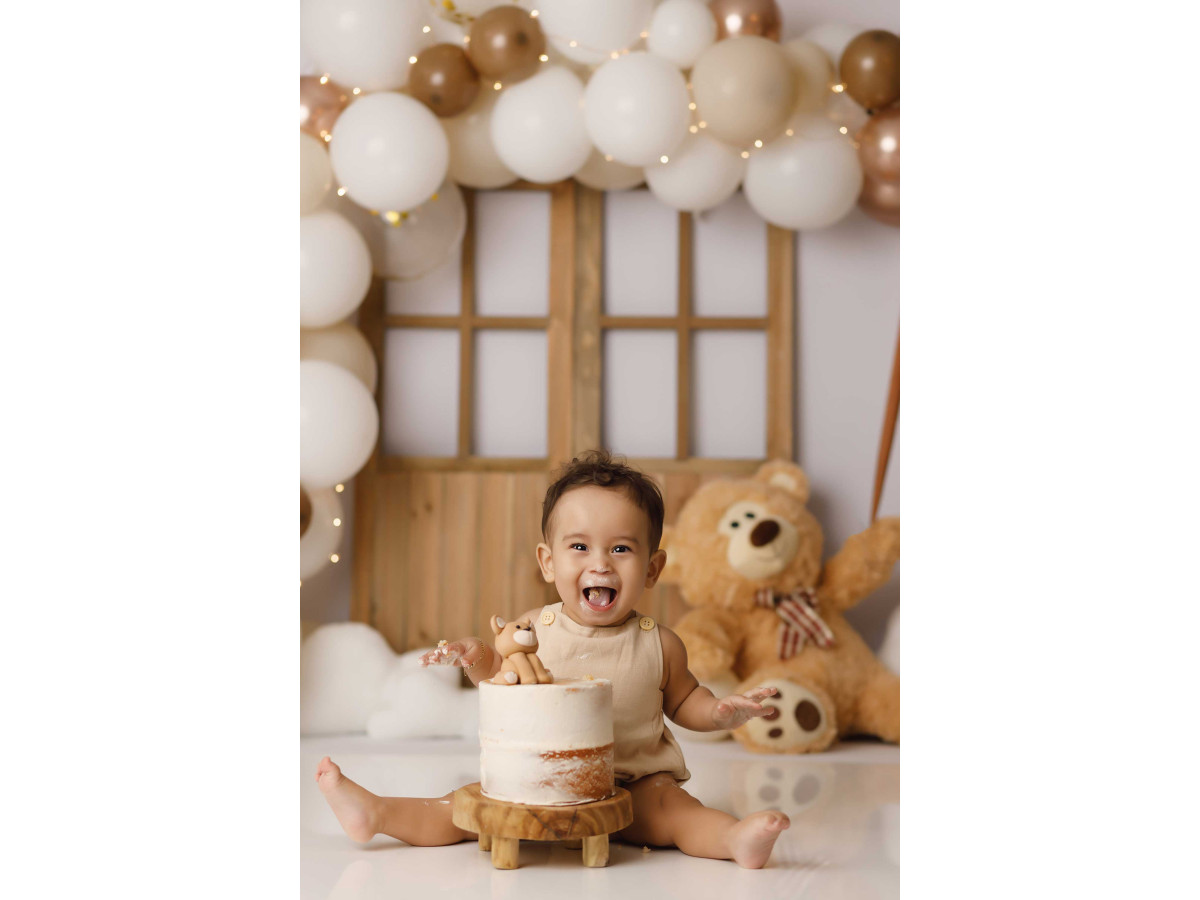 Baby & cake smash photo backdrop Bisounours – cream and copper balloons with wooden door and teddy bear | Colors&Drops