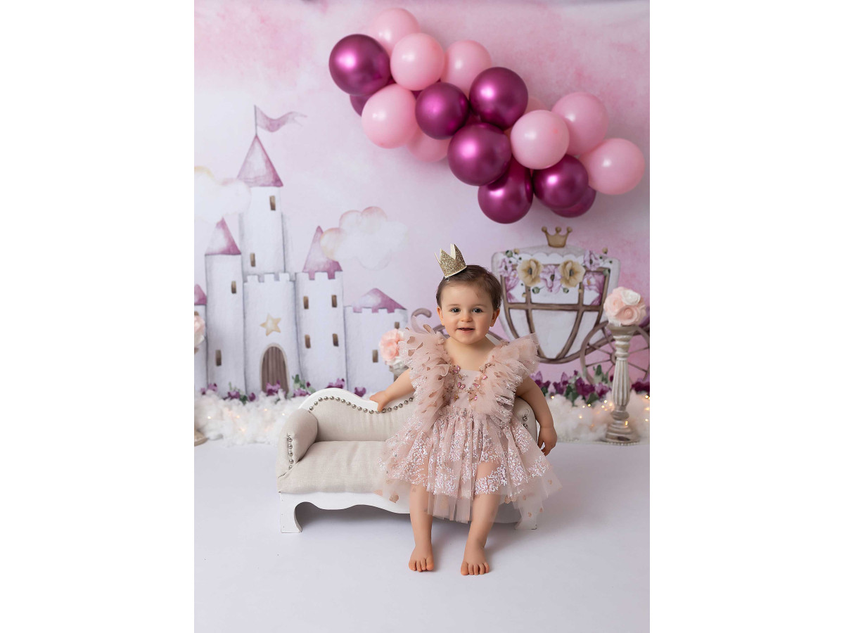 Fondo fotográfico de bebé y smash cake Castel Princesse – castillo de princesa blanco con carroza y globos | Colors&Drops