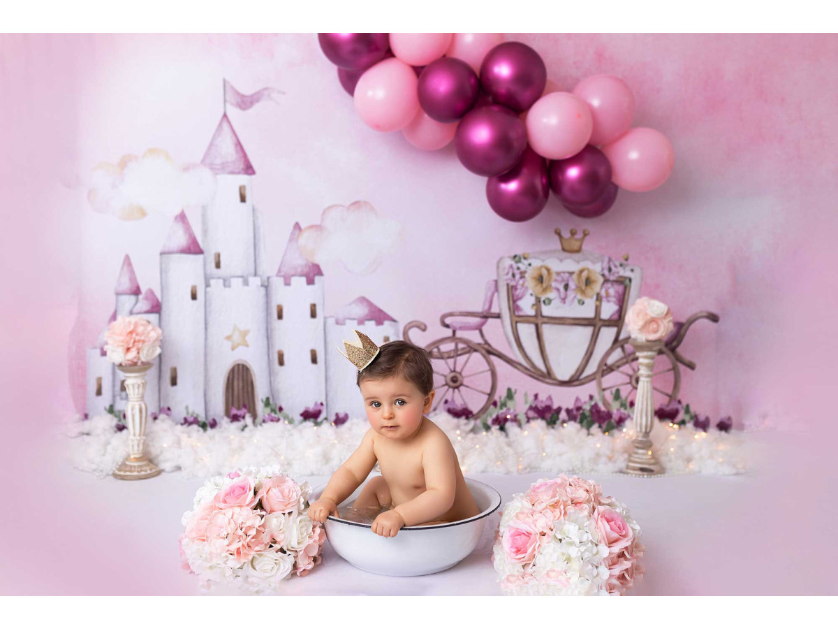 Fondo fotográfico de bebé y smash cake Castel Princesse – castillo de princesa blanco con carroza y globos | Colors&Drops