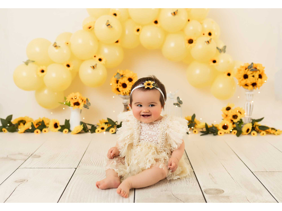 Fond photo bébé et smash cake Summer Tournosol – arche de ballons jaunes avec tournesols et abeilles | Colors&Drops