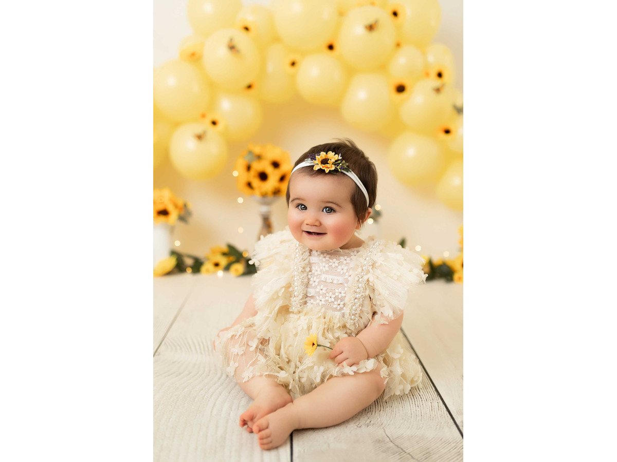 Fond photo bébé et smash cake Summer Tournosol – arche de ballons jaunes avec tournesols et abeilles | Colors&Drops
