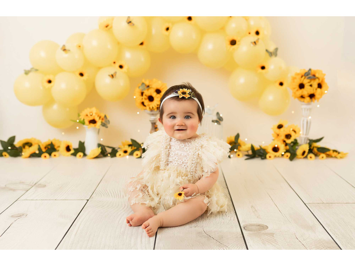 Fond photo bébé et smash cake Summer Tournosol – arche de ballons jaunes avec tournesols et abeilles | Colors&Drops