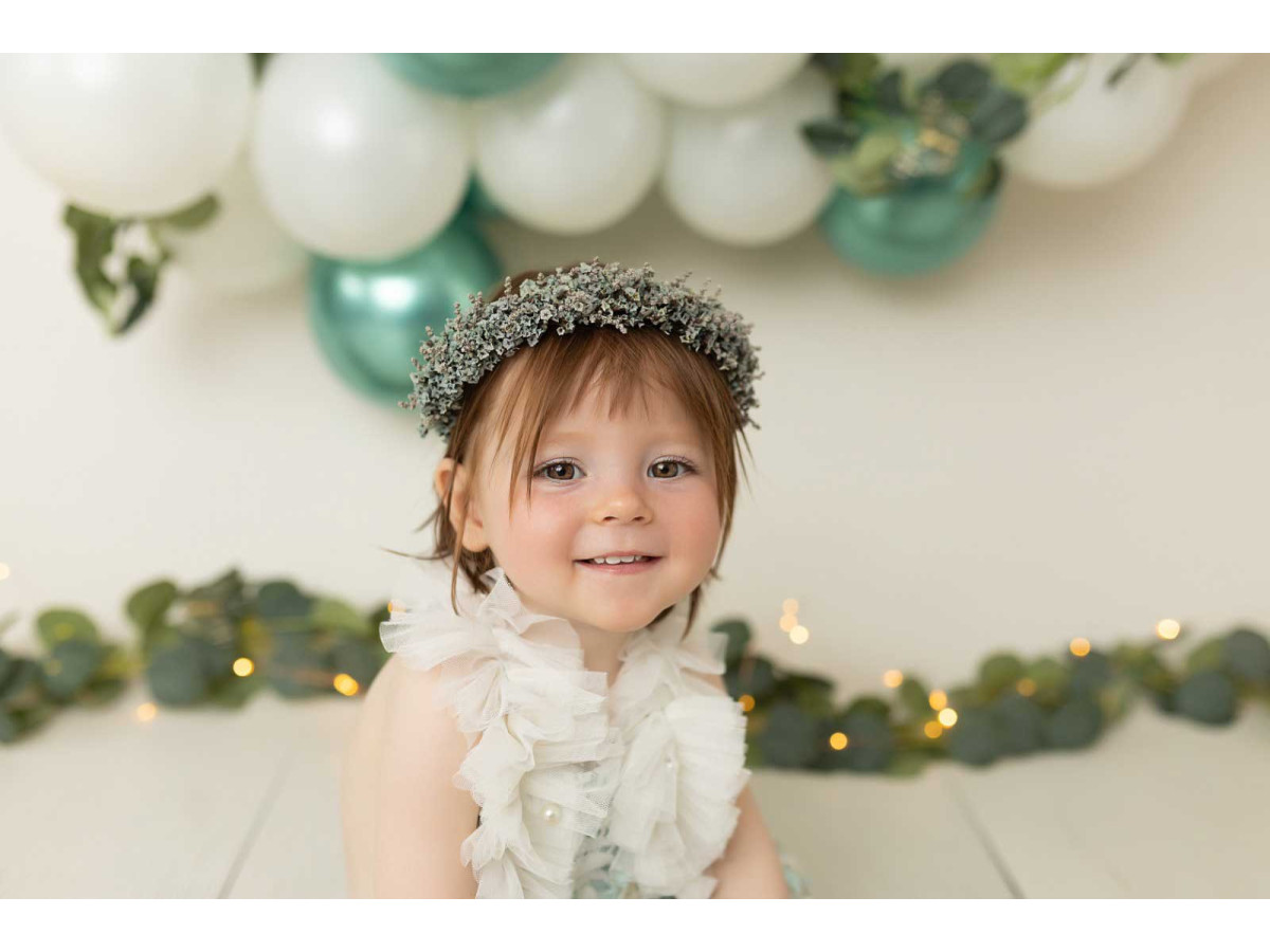 Fond photo bébé et smash cake Liptus – guirlande de ballons blancs et verts avec eucalyptus | Colors&Drops