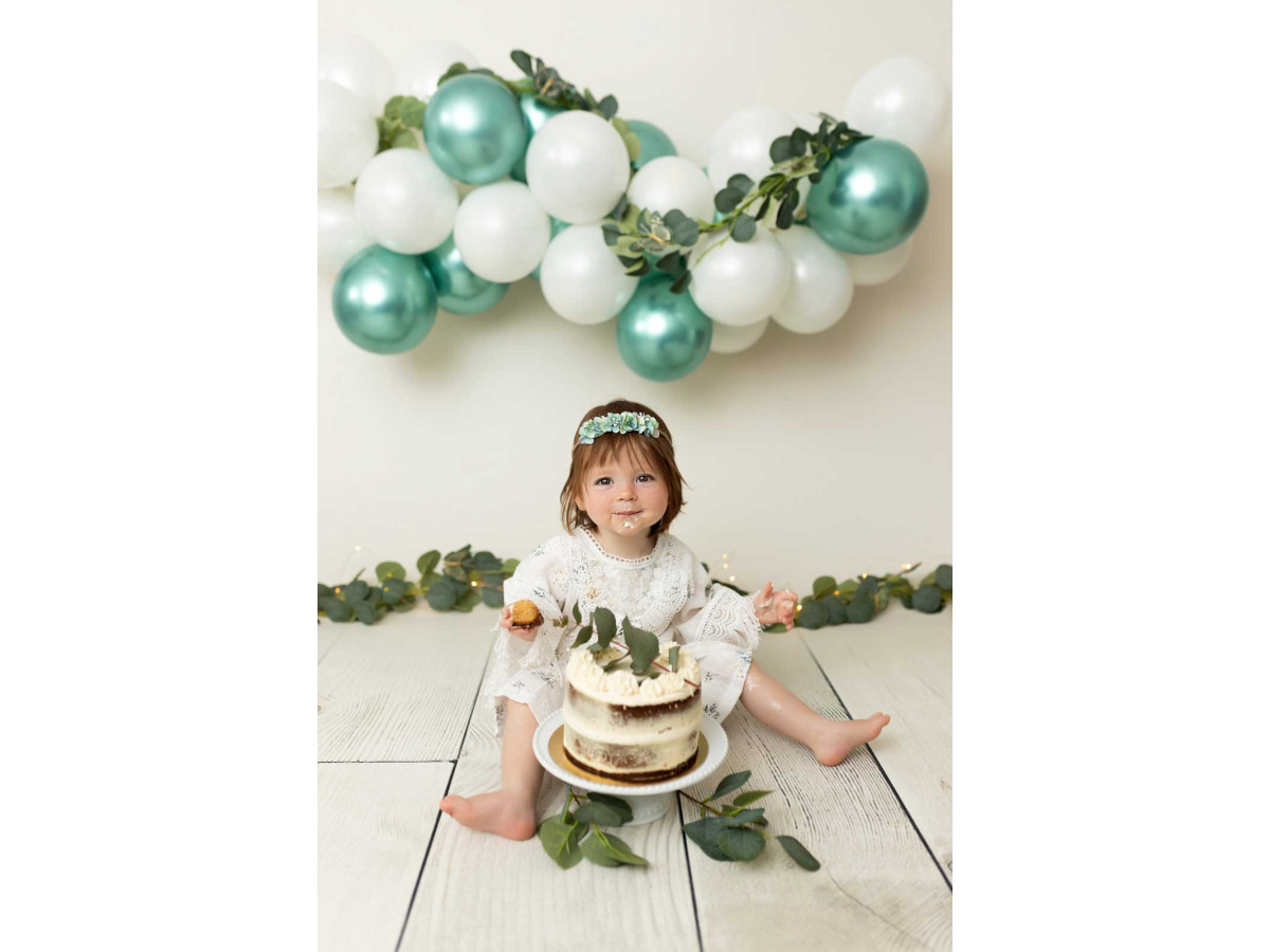 Fond photo bébé et smash cake Liptus – guirlande de ballons blancs et verts avec eucalyptus | Colors&Drops