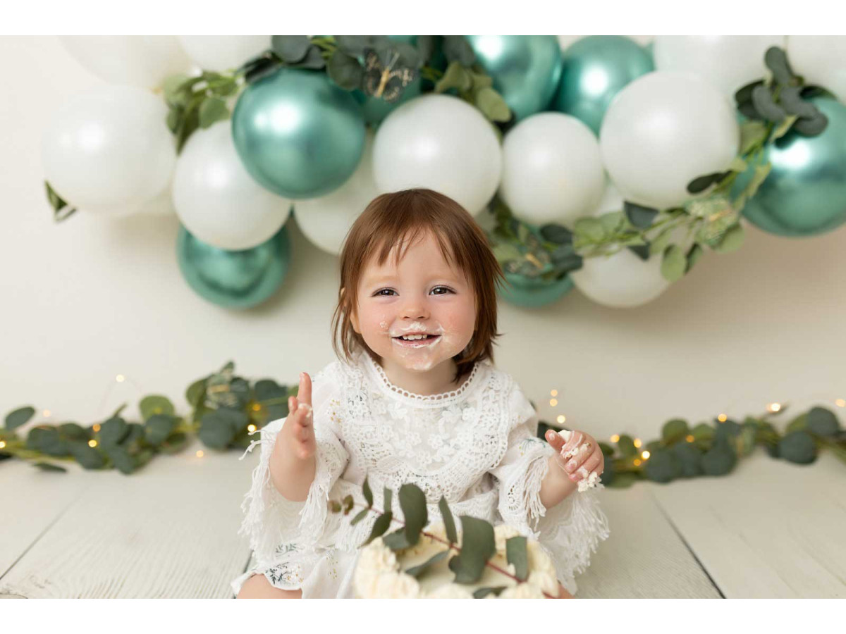 Fond photo bébé et smash cake Liptus – guirlande de ballons blancs et verts avec eucalyptus | Colors&Drops