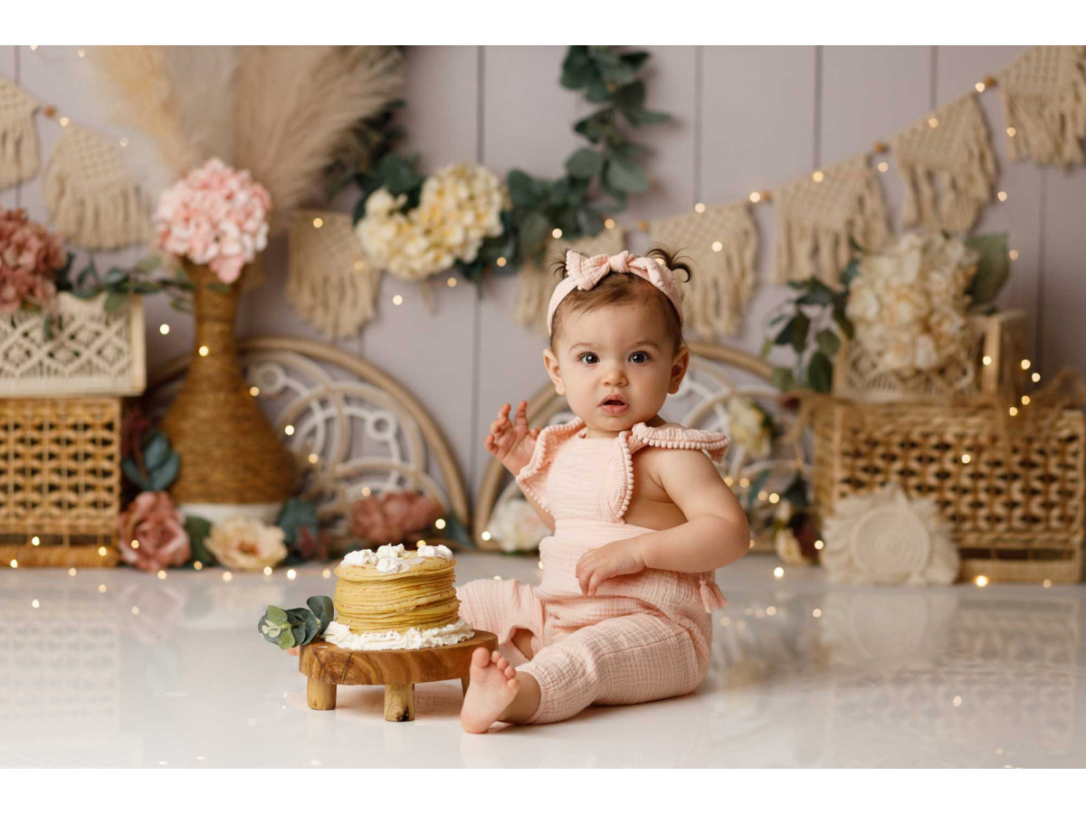 Fond photo bébé et smash cake Elada – mur en bois avec couronne, macramé et pampa | Colors&Drops