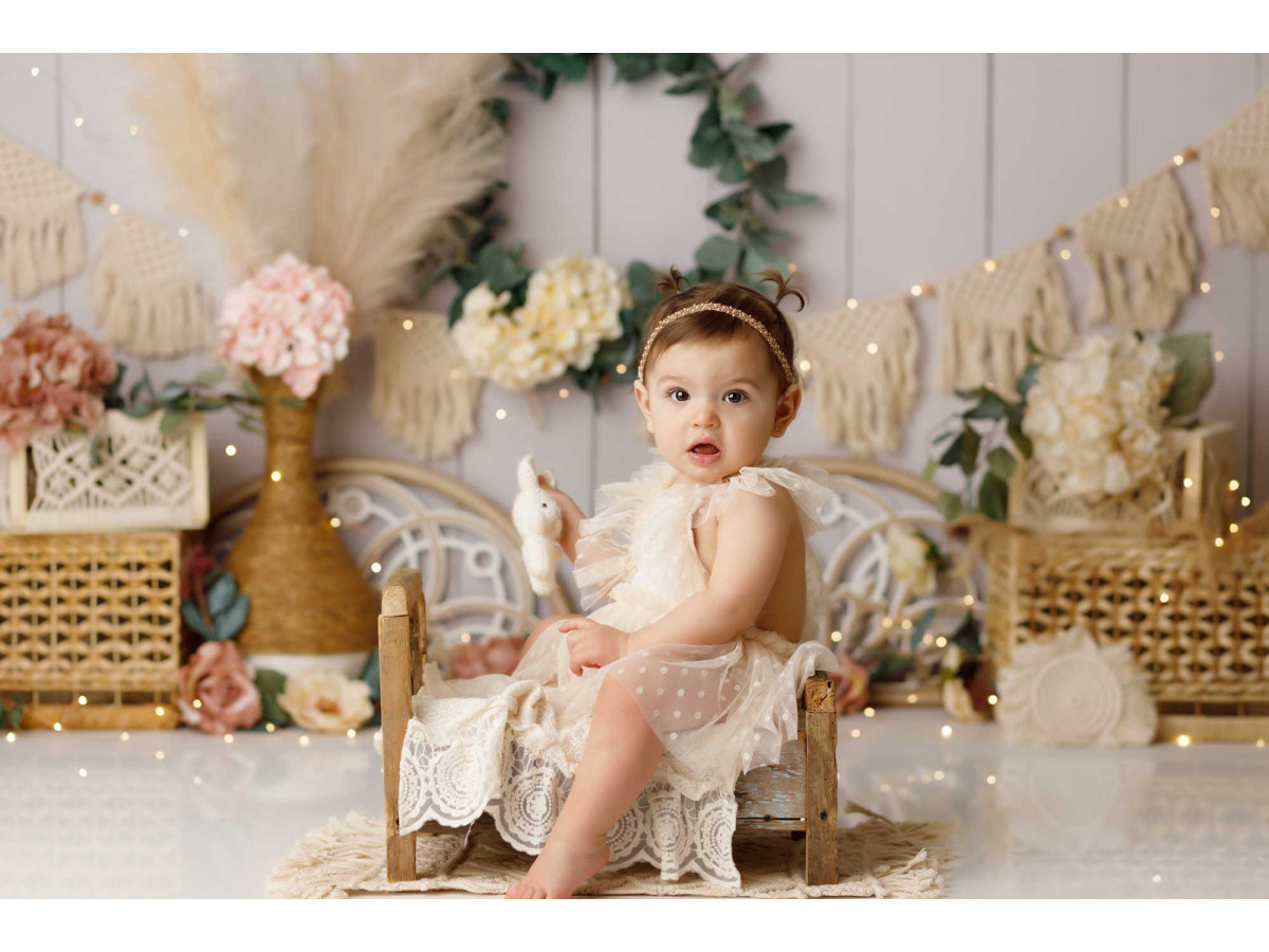 Fond photo bébé et smash cake Elada – mur en bois avec couronne, macramé et pampa | Colors&Drops