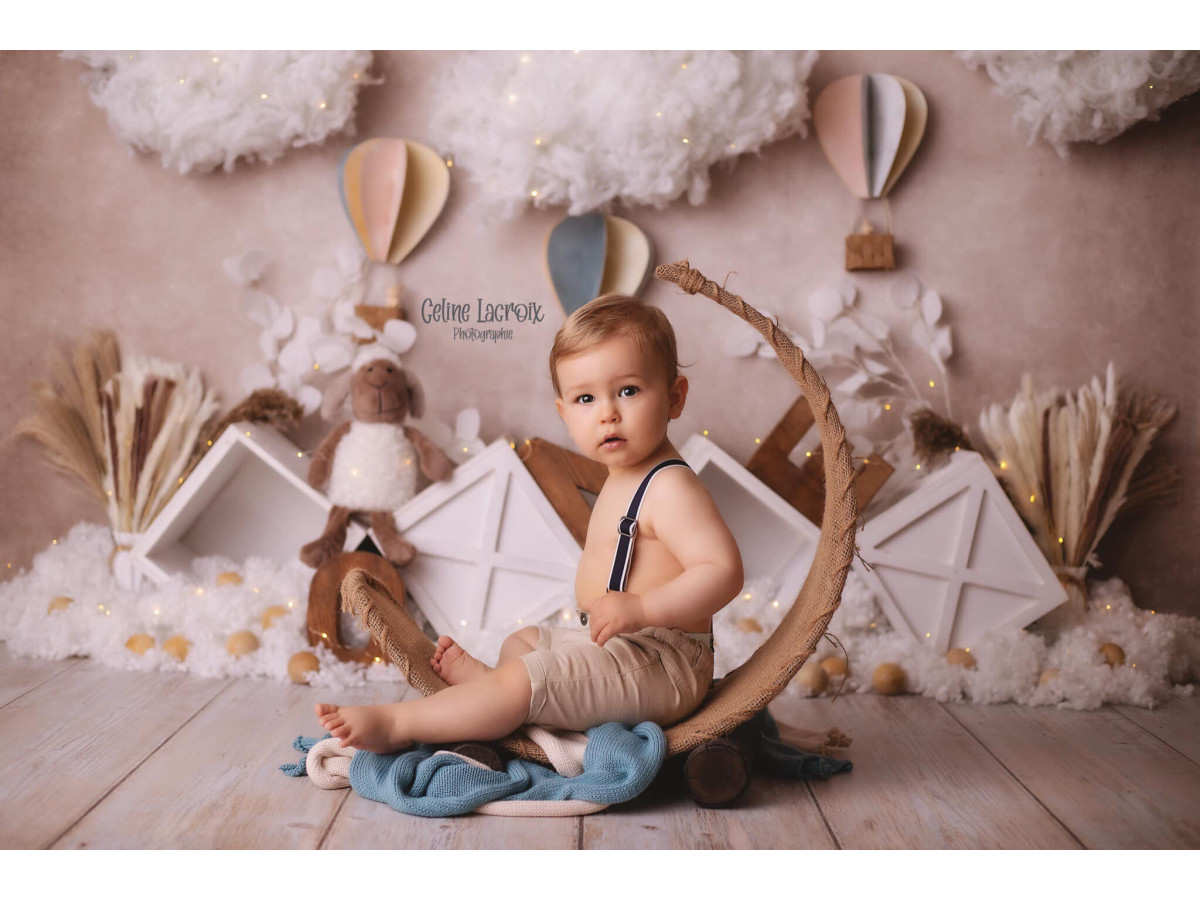 Fondo fotográfico de bebé y smash cake Sheepy – nubes de algodón con globos aerostáticos y casas de papel | Colors&Drops
