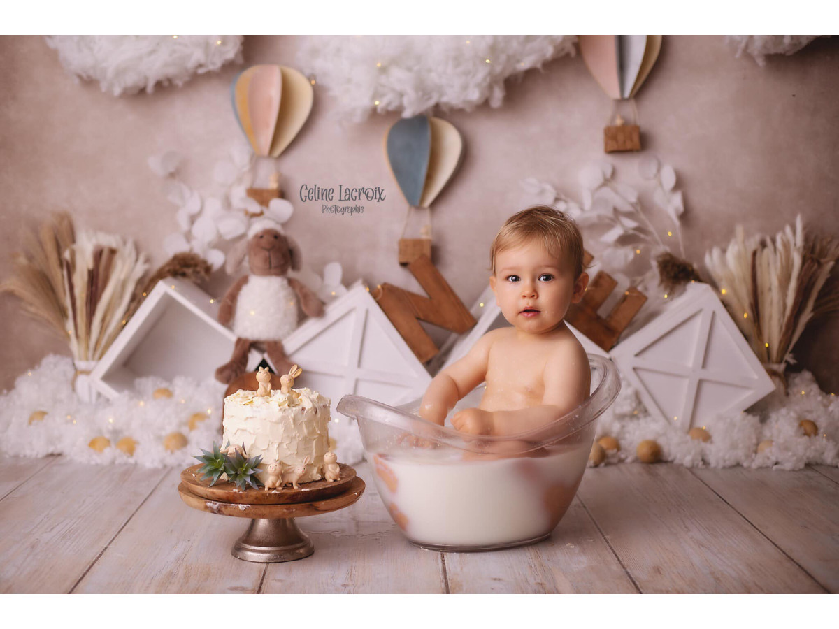 Fondo fotográfico de bebé y smash cake Sheepy – nubes de algodón con globos aerostáticos y casas de papel | Colors&Drops