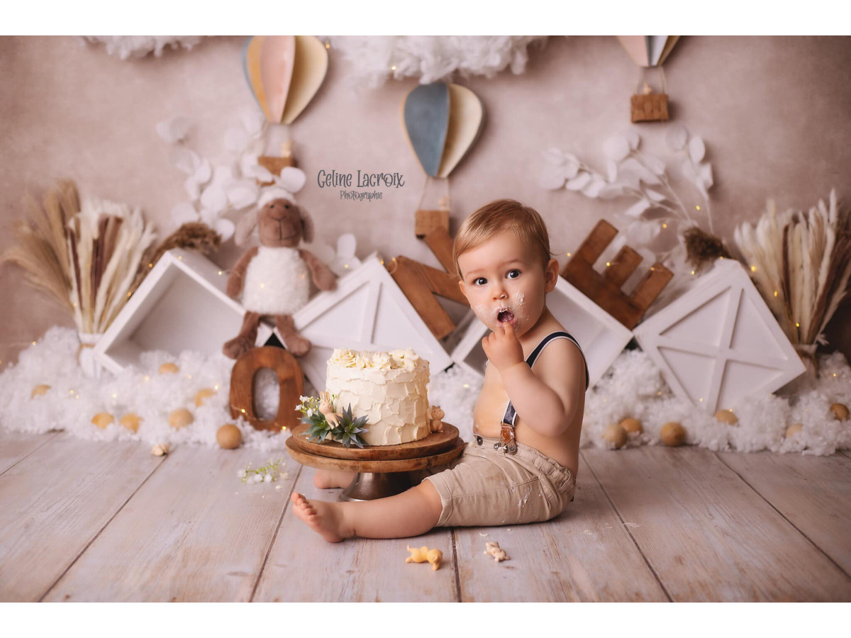 Fondo fotográfico de bebé y smash cake Sheepy – nubes de algodón con globos aerostáticos y casas de papel | Colors&Drops