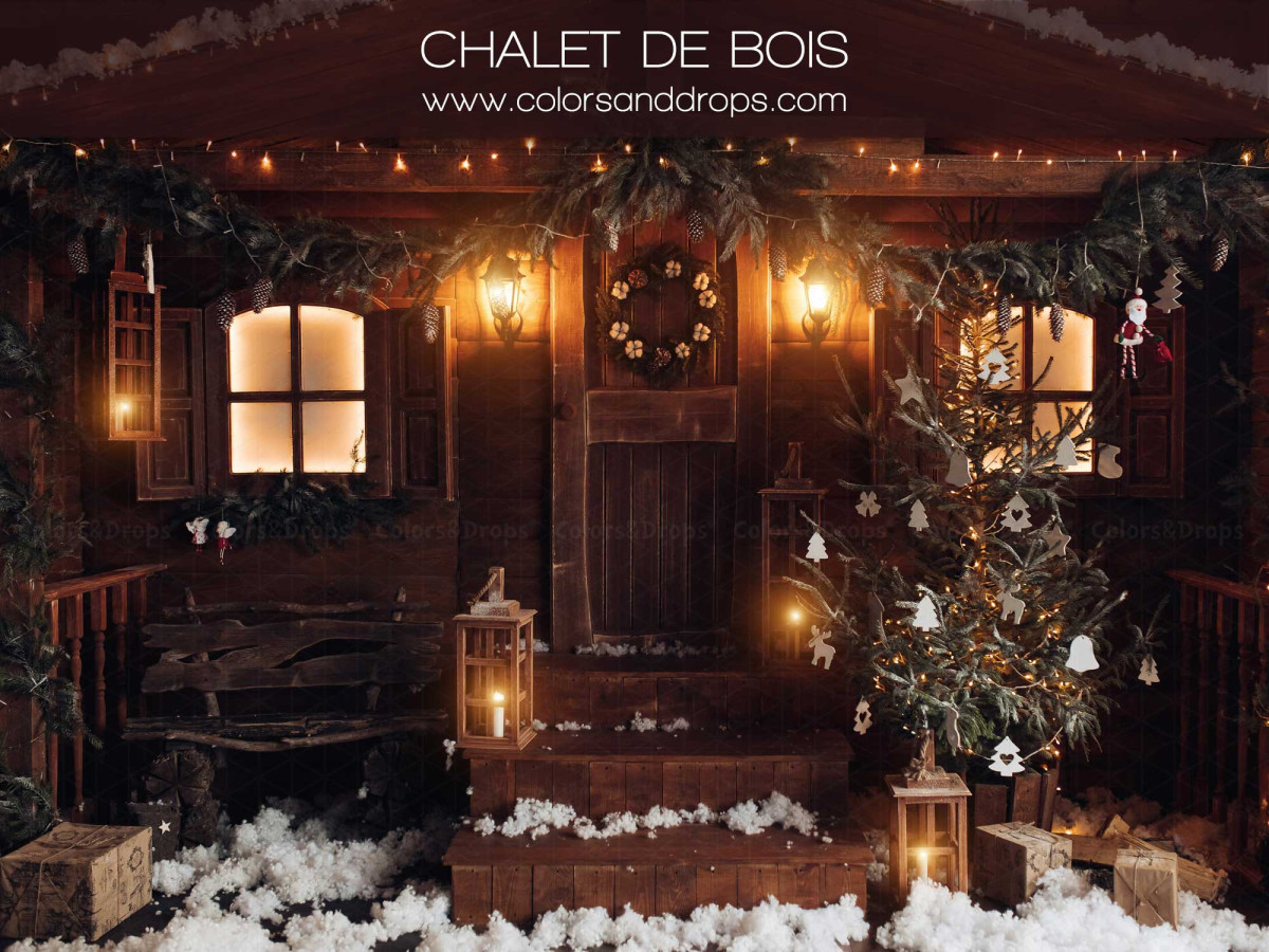 Christmas photo backdrop Chalet de Bois – wooden chalet at night with tree and lanterns | Colors&Drops