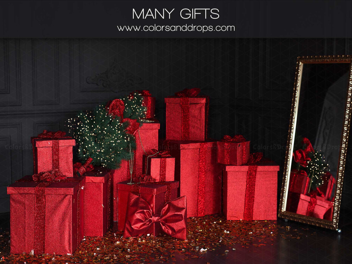 Fondo fotográfico de Navidad Many Gifts – regalos rojos y abeto ante boiserie negra | Colors&Drops
