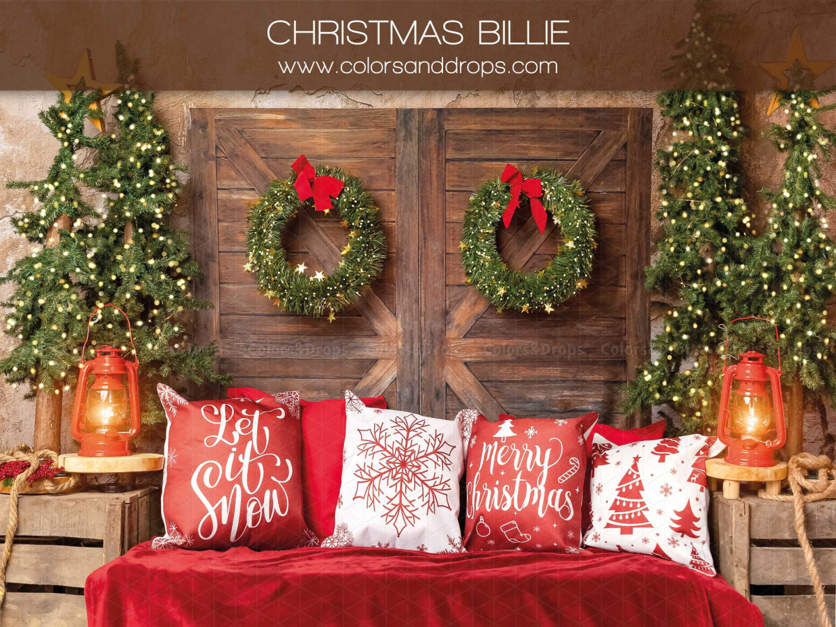 Fond photo Christmas Billie – porte de grange avec couronnes et coussins de Noël | Colors&Drops