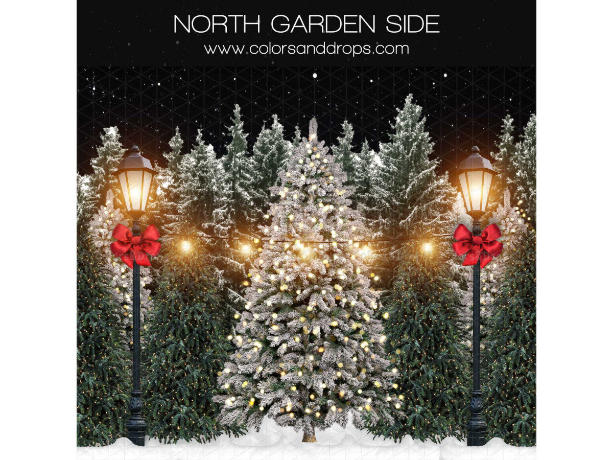 Fondo fotográfico lateral de Navidad North Garden Side – abetos iluminados con farolas y lazos rojos de noche | Colors&Drops
