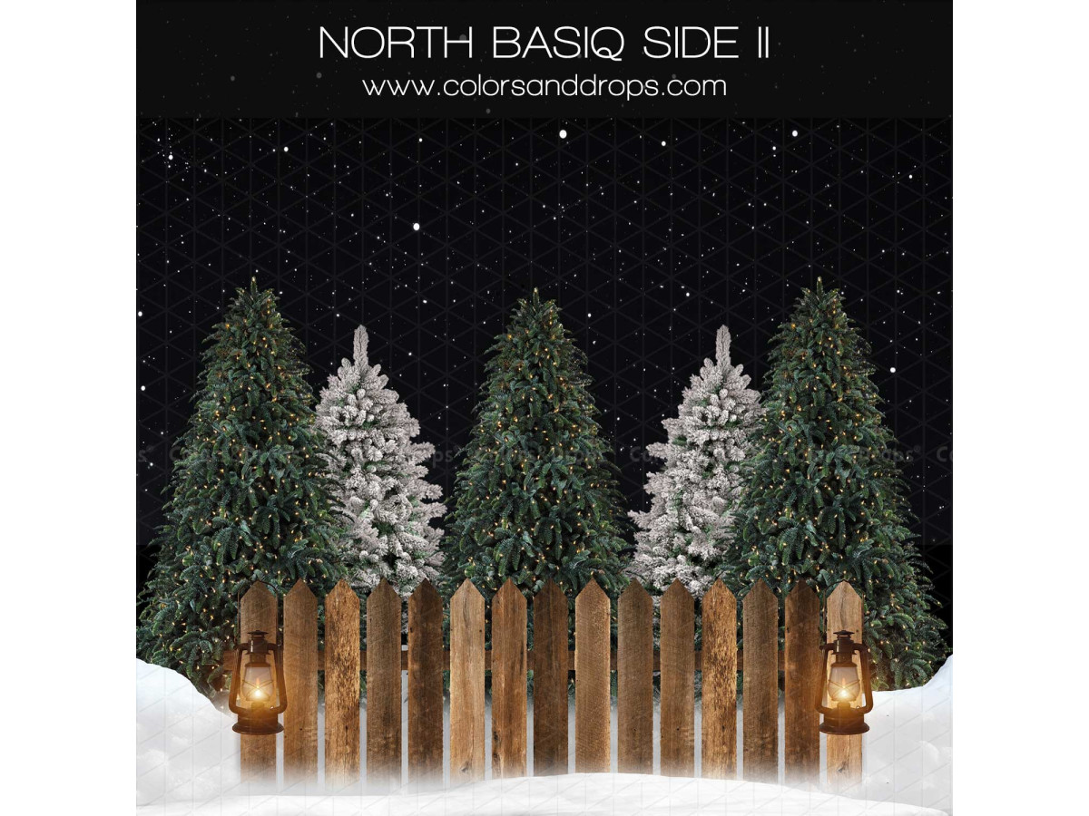 Fond photo latéral de Noël North Basiq Side II – palissade en bois avec lanternes et sapins la nuit | Colors&Drops