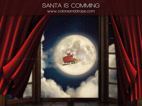 Fondo fotográfico de Navidad Santa Is Comming – ventana con cortinas rojas y trineo ante la luna | Colors&Drops