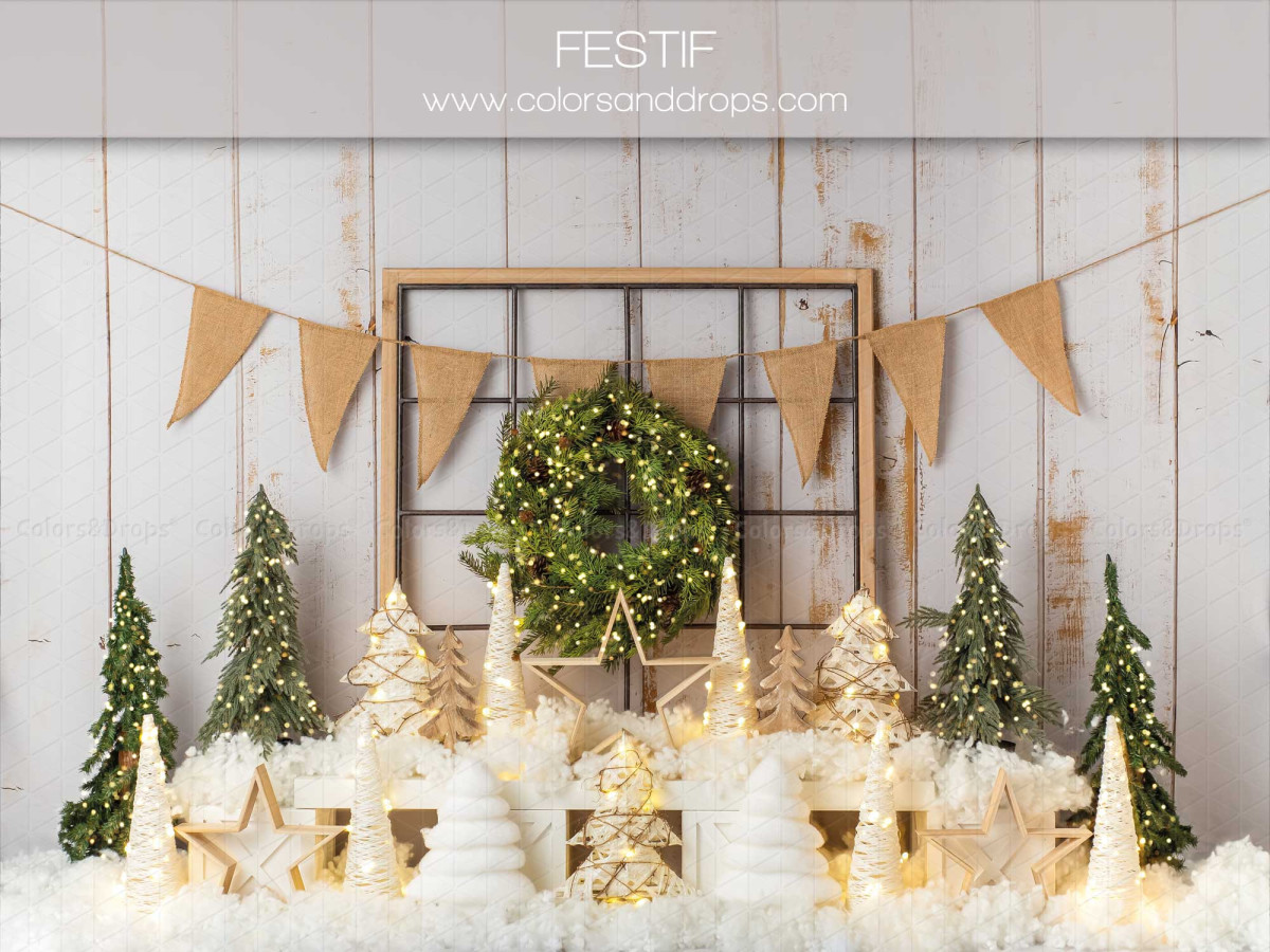 Christmas photo backdrop Festif – white wooden wall with wreath, bunting and small fir trees | Colors&Drops