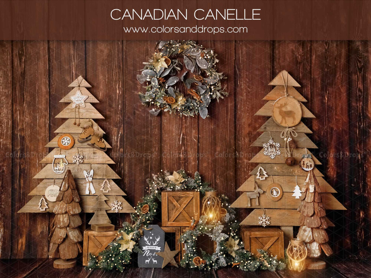 Fond photo de Noël Canadian Cannelle – mur en bois avec sapins en bois, couronne et caisses | Colors&Drops