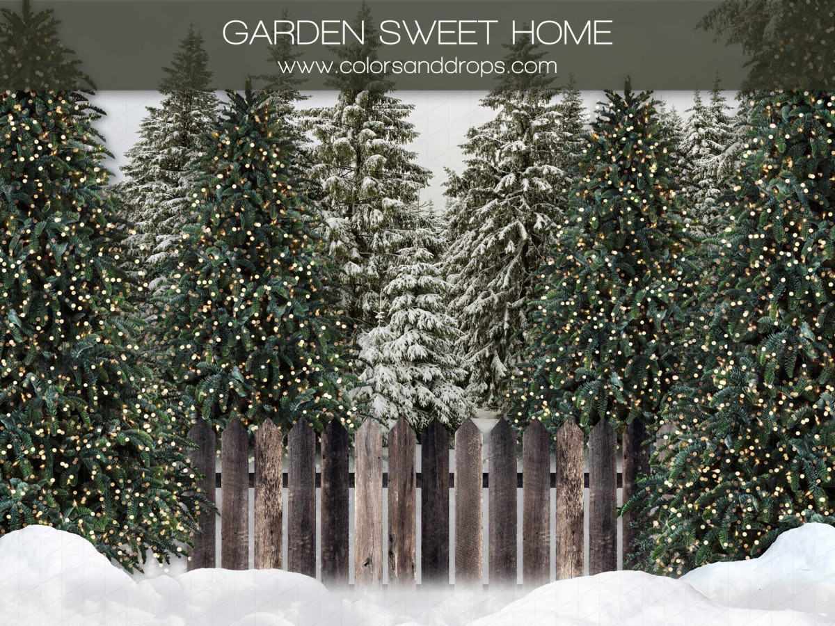 Fond photo de Noël Garden Sweet Home – palissade en bois dans forêt de sapins enneigée | Colors&Drops