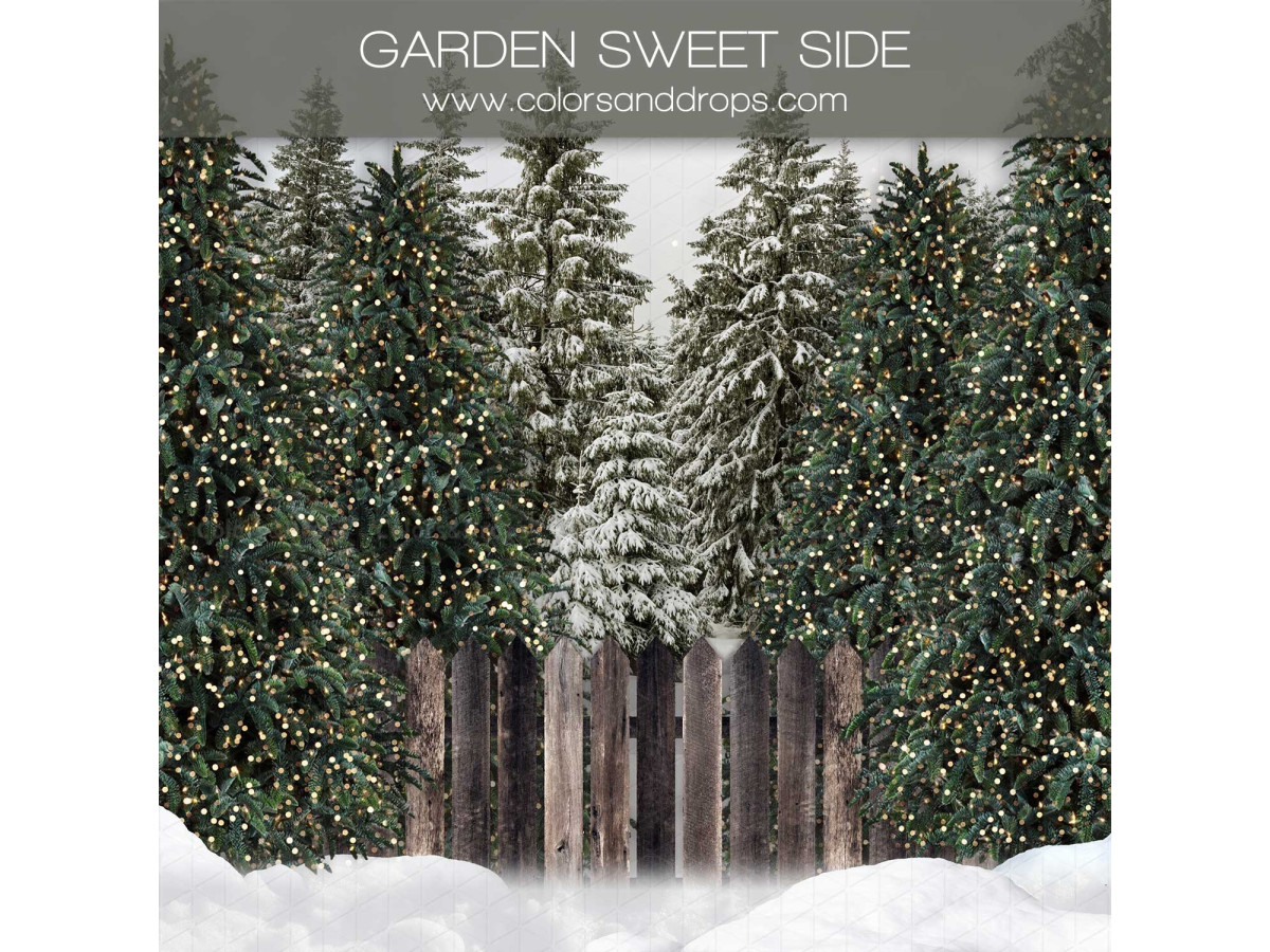 Fond photo latéral de Noël Garden Sweet Side – palissade en bois et sapins enneigés format portrait | Colors&Drops