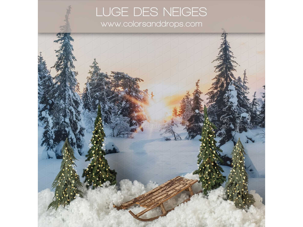 Fondo fotográfico lateral de Navidad Luge des Neiges – bosque nevado al atardecer con trineo de madera | Colors&Drops