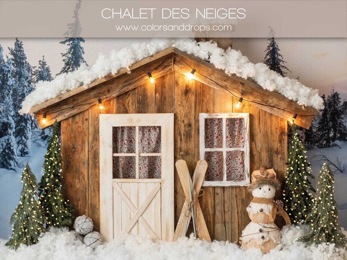 Fond photo de Noël Chalet des Neiges – chalet en bois enneigé avec bonhomme de neige et skis | Colors&Drops