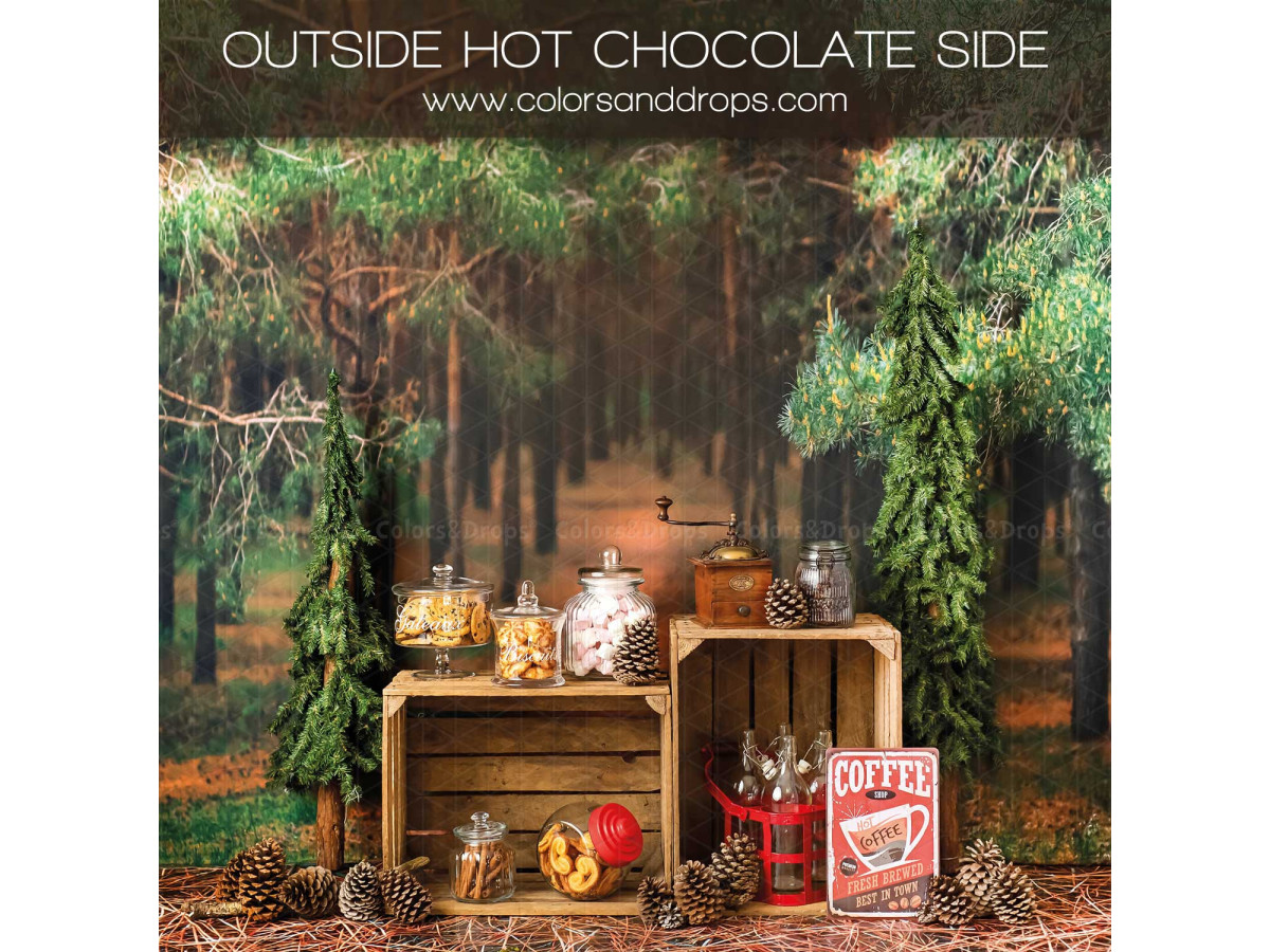 Fond photo latéral de Noël Outside Hot Chocolate Side – caisses de chocolat chaud en forêt de pins format | Colors&Drops