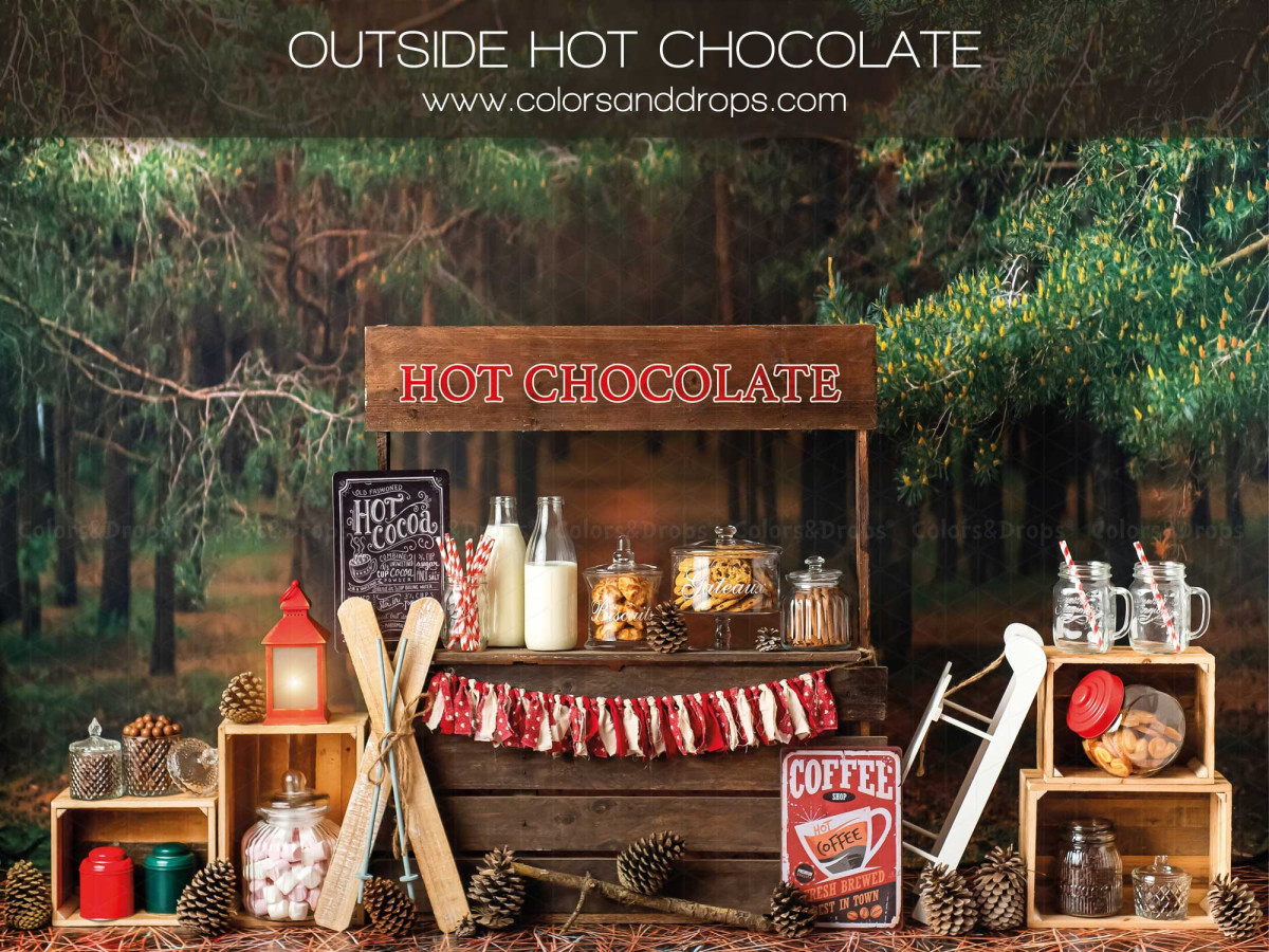 Fondo fotográfico de Navidad Outside Hot Chocolate – puesto de chocolate caliente en el bosque con esquís y cajas | Colors&Drops