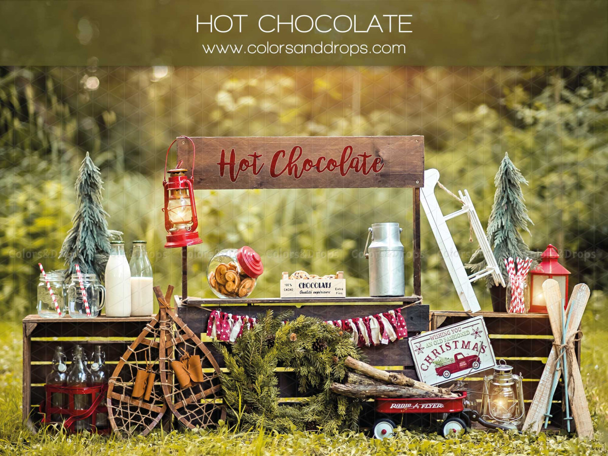 Fondo fotográfico de Navidad Hot Chocolate – puesto de chocolate caliente en el bosque con farol y raquetas | Colors&Drops
