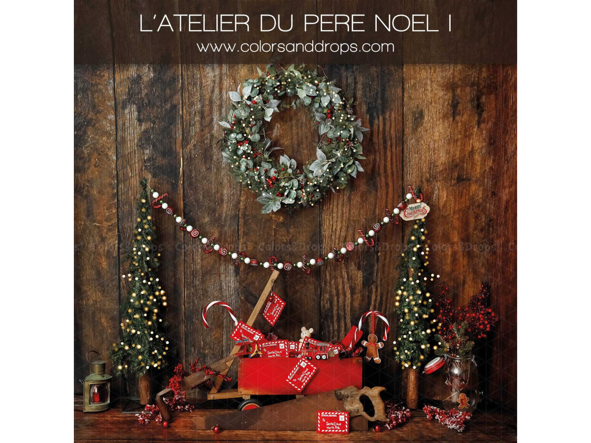 Fond photo latéral L'Atelier du Pere Noel I – mur en bois avec couronne, sapins et luge de cadeaux | Colors&Drops