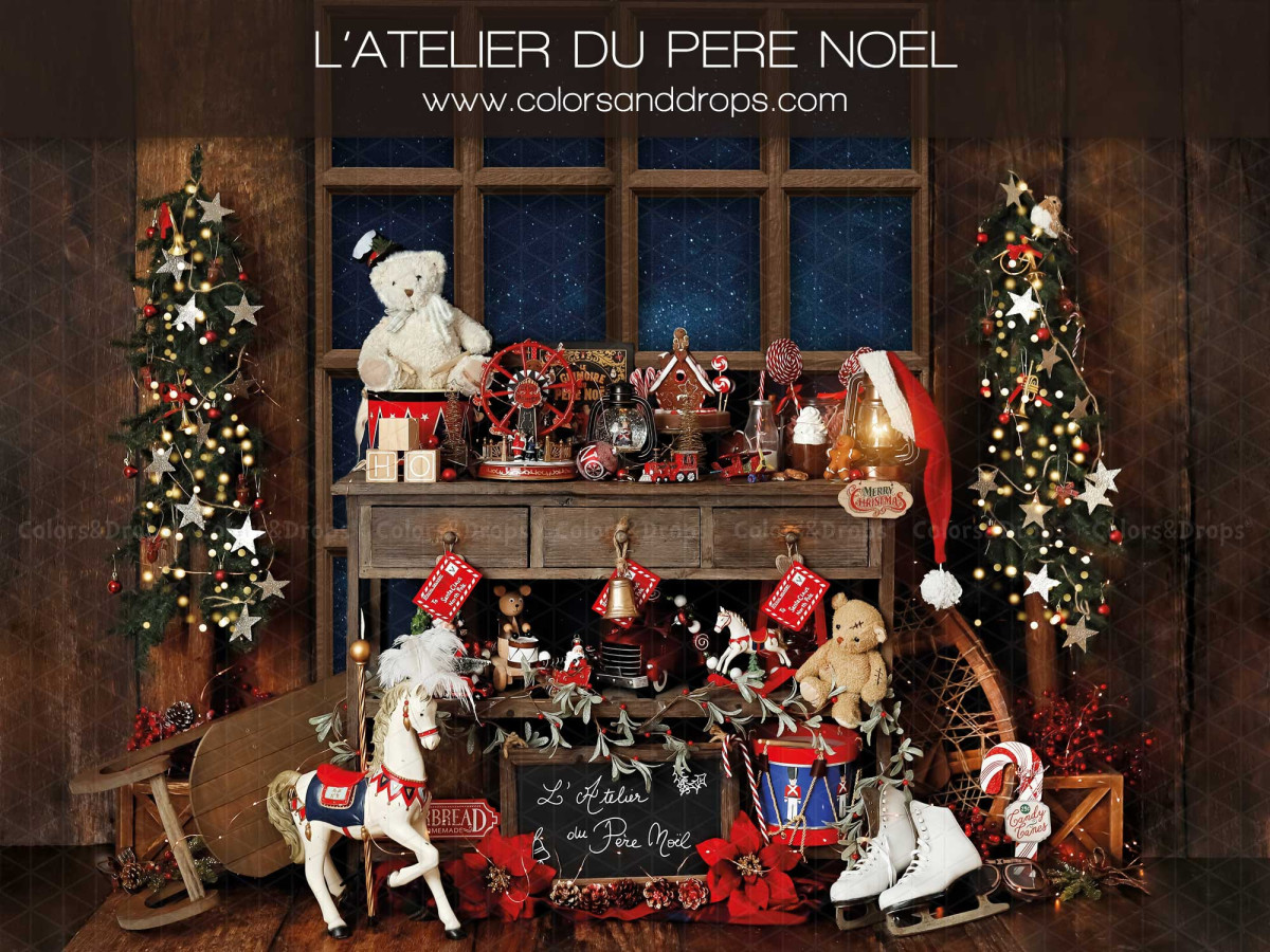 Corner photo backdrop L'Atelier du Pere Noel – Santa's workshop with workbench, toys and fir trees | Colors&Drops