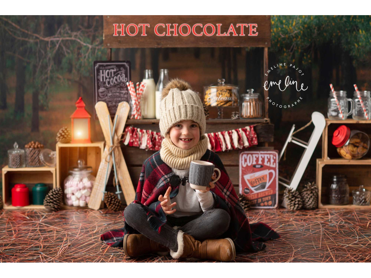 Fond photo d'angle de Noël Outside Hot Chocolat I – chocolat chaud en forêt avec aiguilles de pin | Colors&Drops