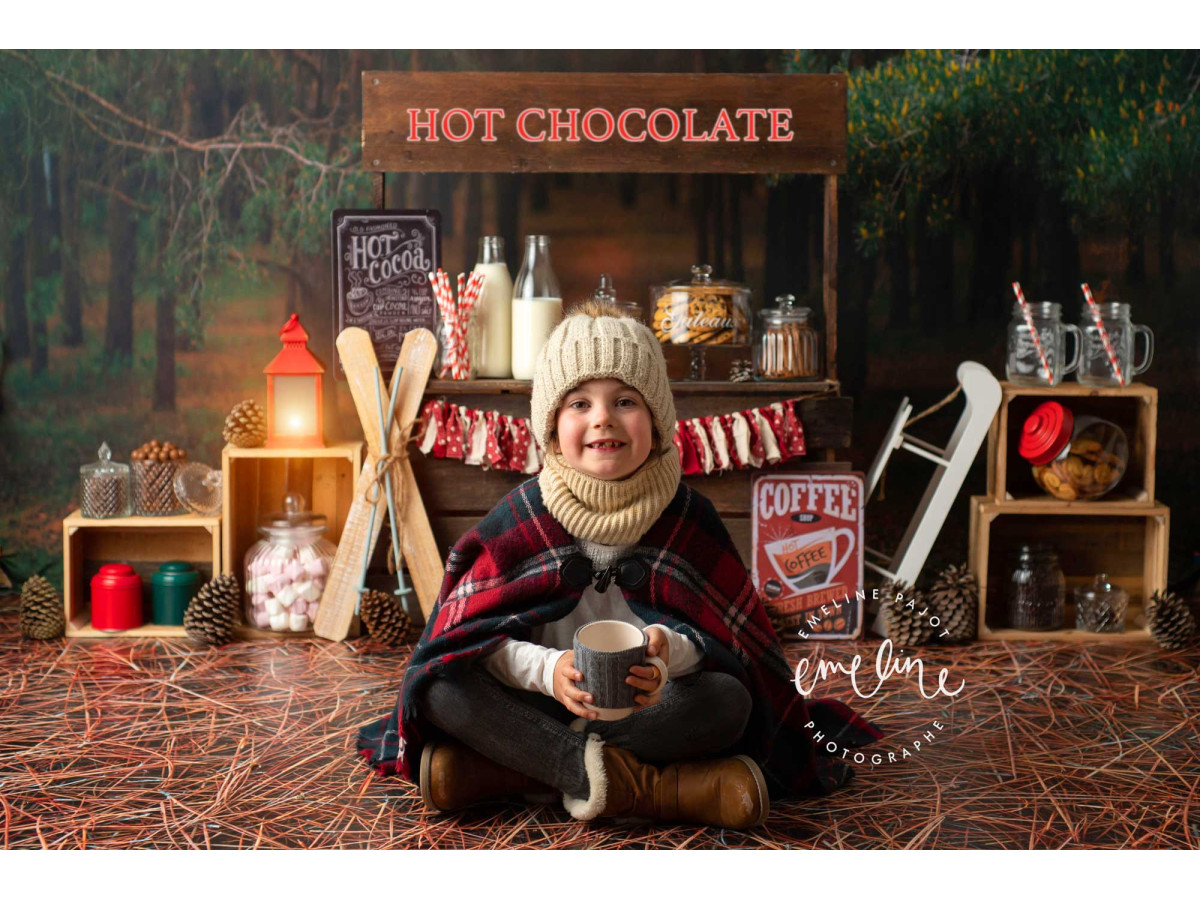 Fond photo d'angle de Noël Outside Hot Chocolat I – chocolat chaud en forêt avec aiguilles de pin | Colors&Drops