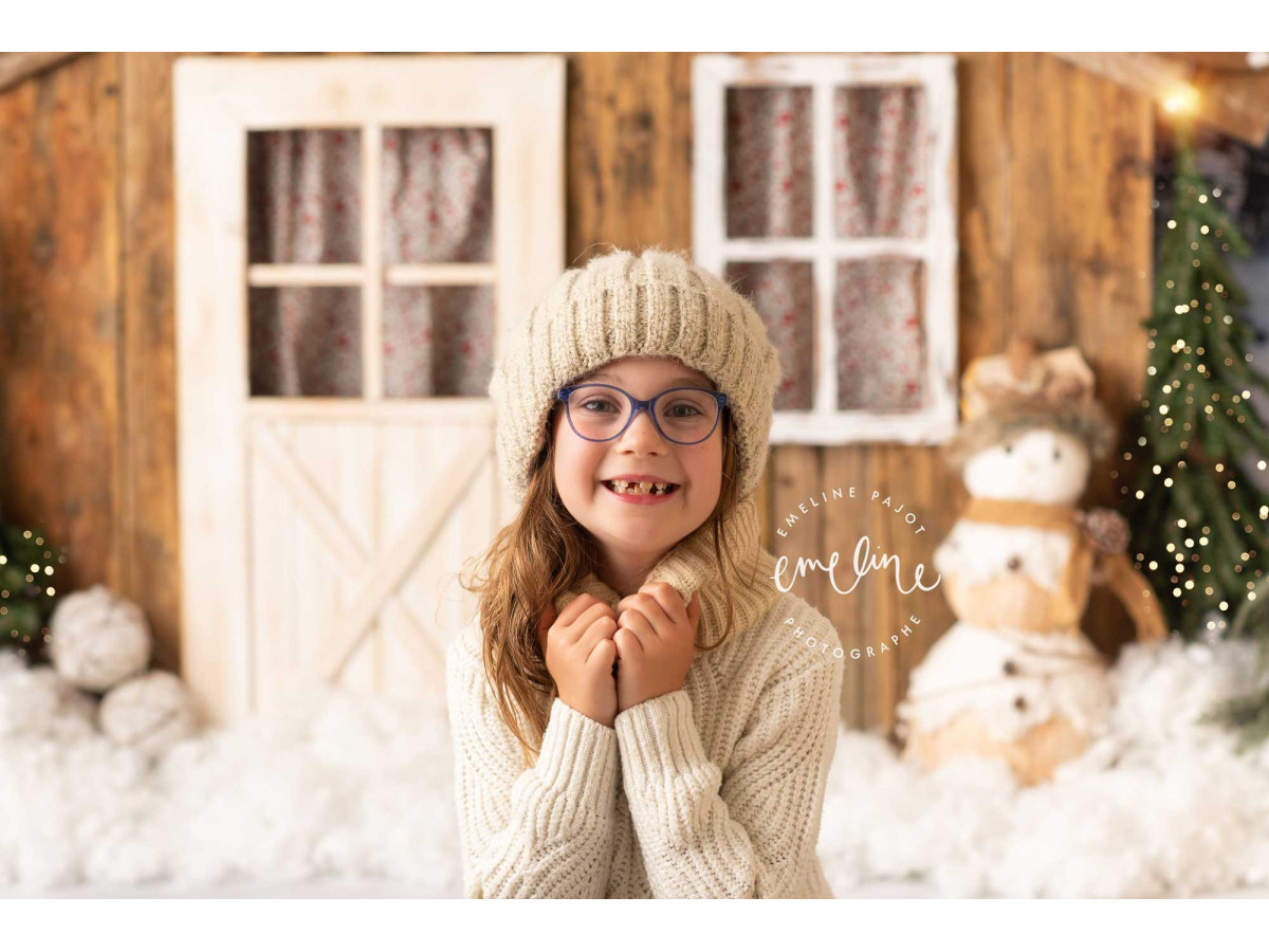 Fond photo d'angle de Noël Chalet des Neiges I – chalet enneigé avec planches enneigées | Colors&Drops