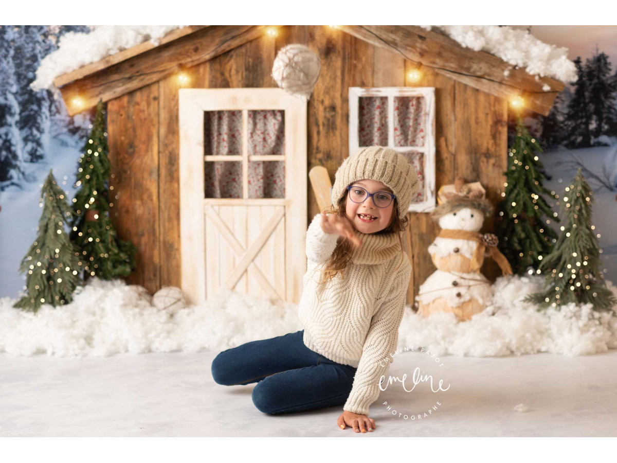 Fond photo d'angle de Noël Chalet des Neiges II – chalet enneigé avec sol de neige | Colors&Drops