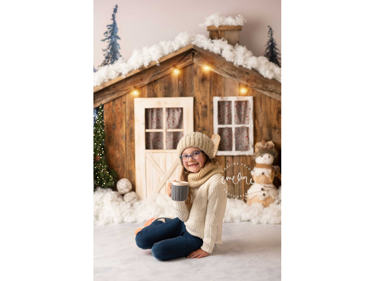 Fond photo d'angle de Noël Chalet des Neiges II – chalet enneigé avec sol de neige | Colors&Drops