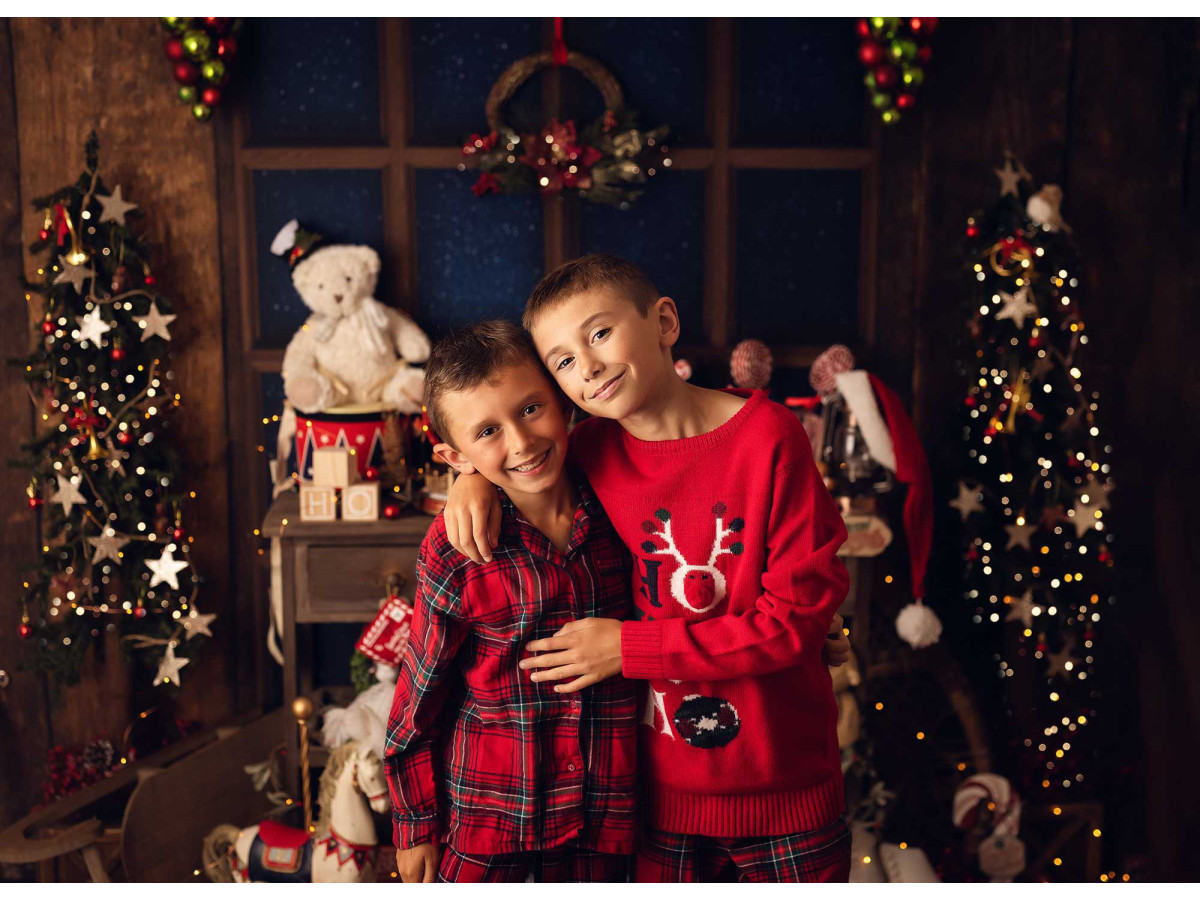 Fond photo d'angle L'Atelier du Pere Noel – atelier du Père Noël avec établi, jouets et sapins | Colors&Drops