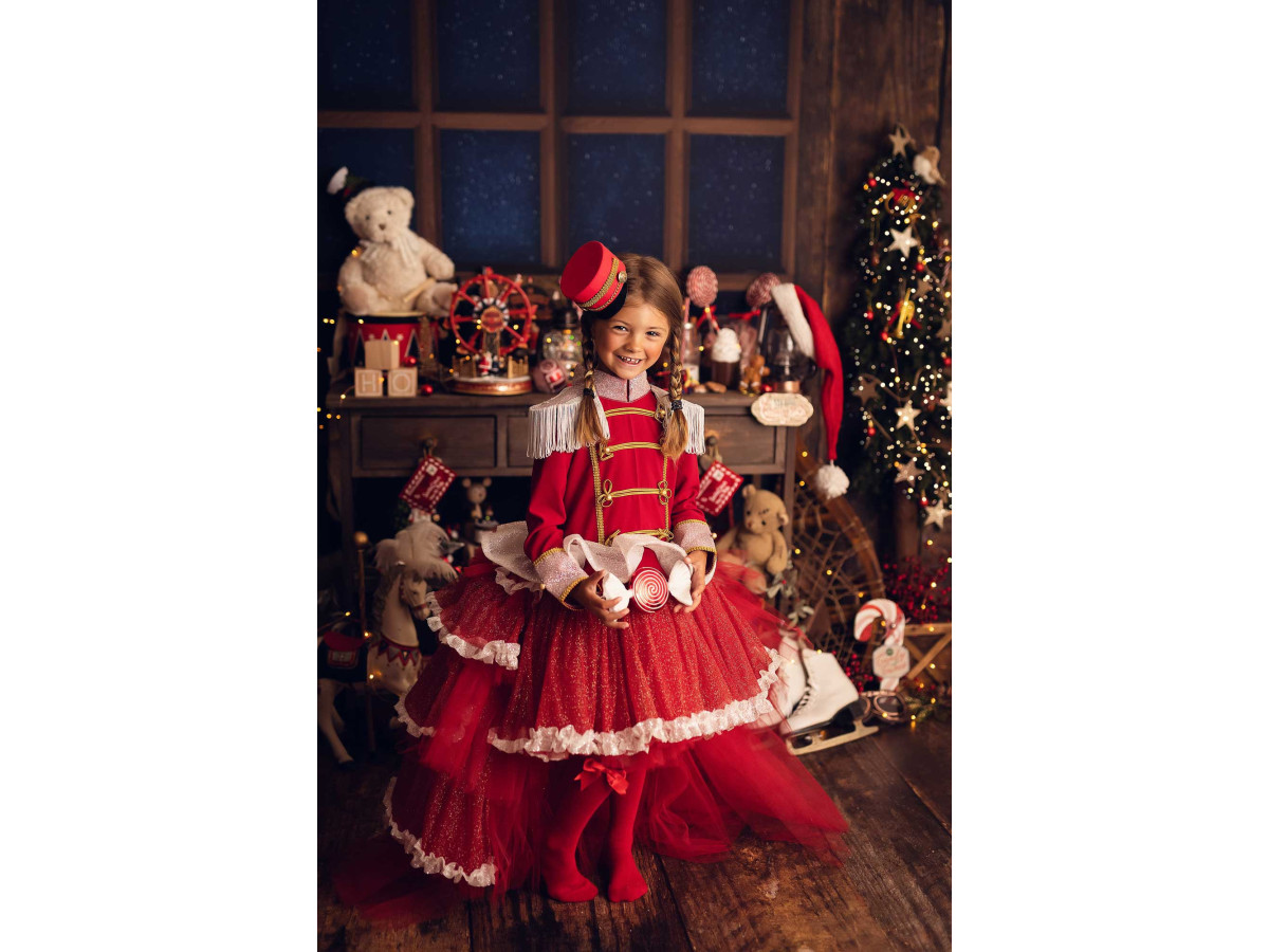 Corner photo backdrop L'Atelier du Pere Noel – Santa's workshop with workbench, toys and fir trees | Colors&Drops