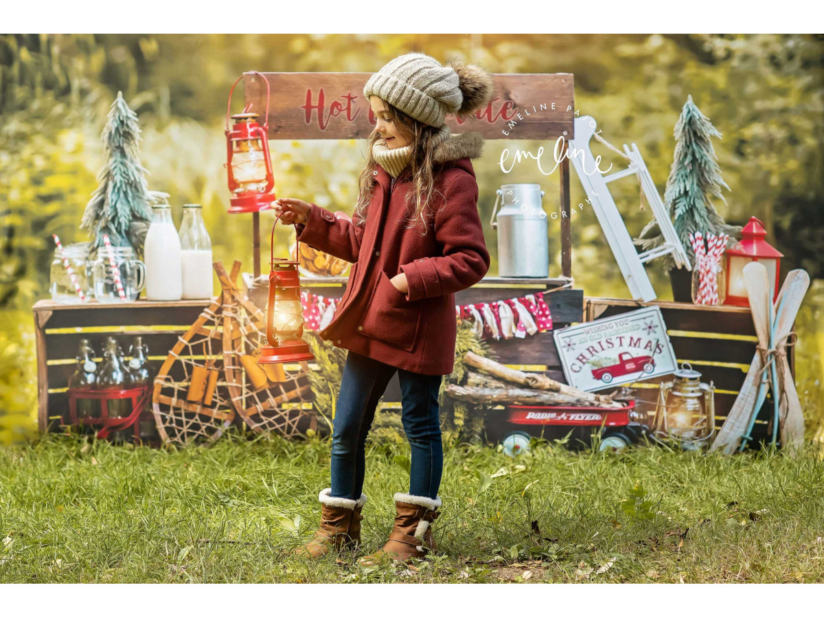 Fondo fotográfico de Navidad Hot Chocolate – puesto de chocolate caliente en el bosque con farol y raquetas | Colors&Drops
